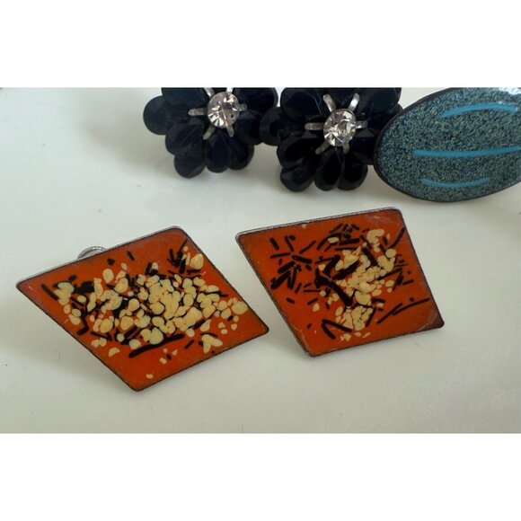 Vintage lot 6 Pair Of Earrings Rhinestone/Glass/Enamel - Picture 6 of 9